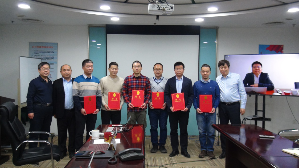 ��8ͷ�����Ψһ�ٷ���վ��Ϸ�Ƽ���Ƚ�ʦƸ����ʽԲ������(ͼ1)